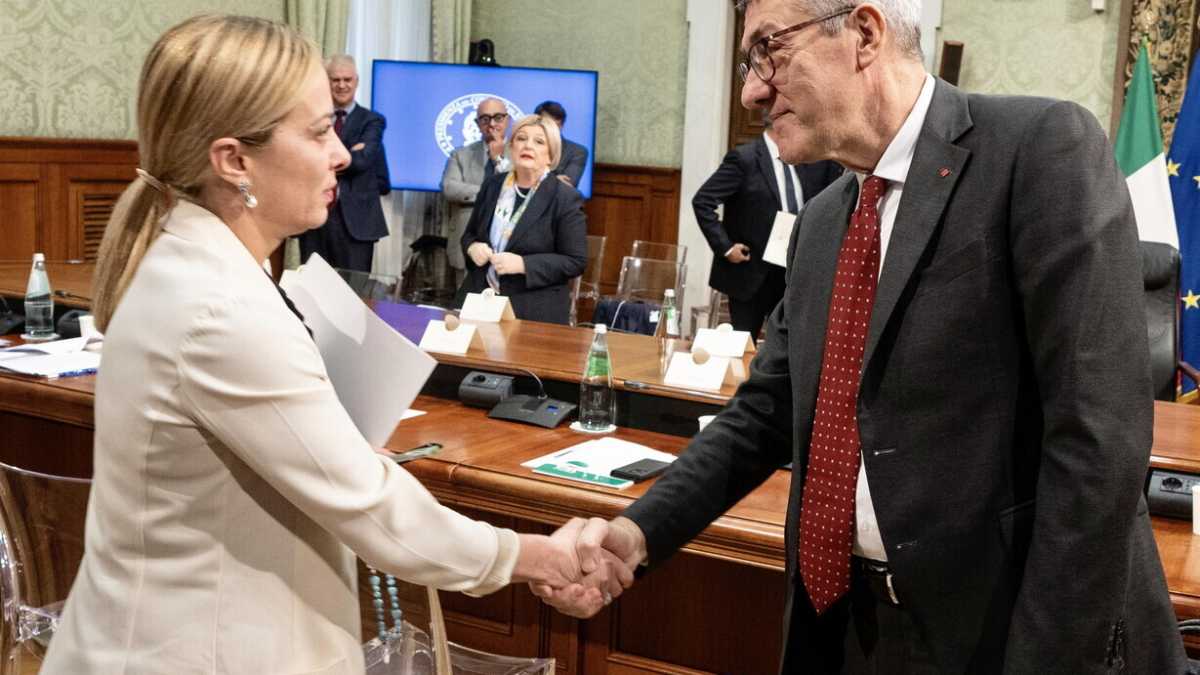 Immagine di Meloni tra Schlein e la Cgil: dubbi a Palazzo Chigi sulla trasferta nella tana di Landini