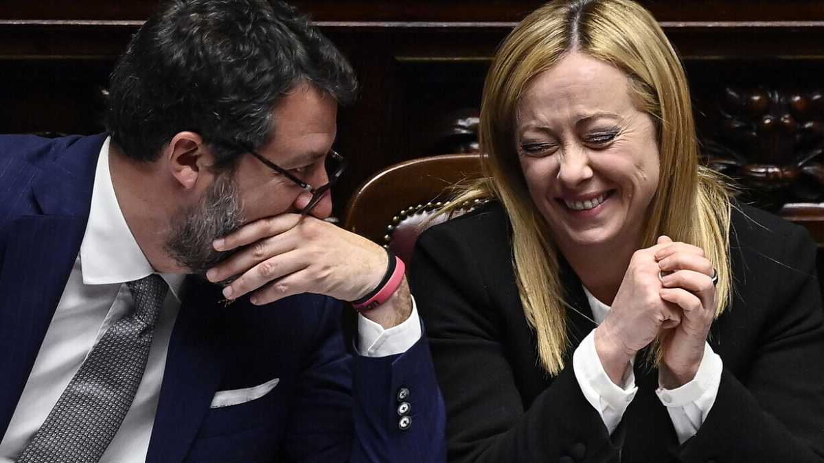 Immagine di Lo Stretto di Meloni: litiga con Salvini e lo silenzia. Sul Ponte torna il "salvo intese"
