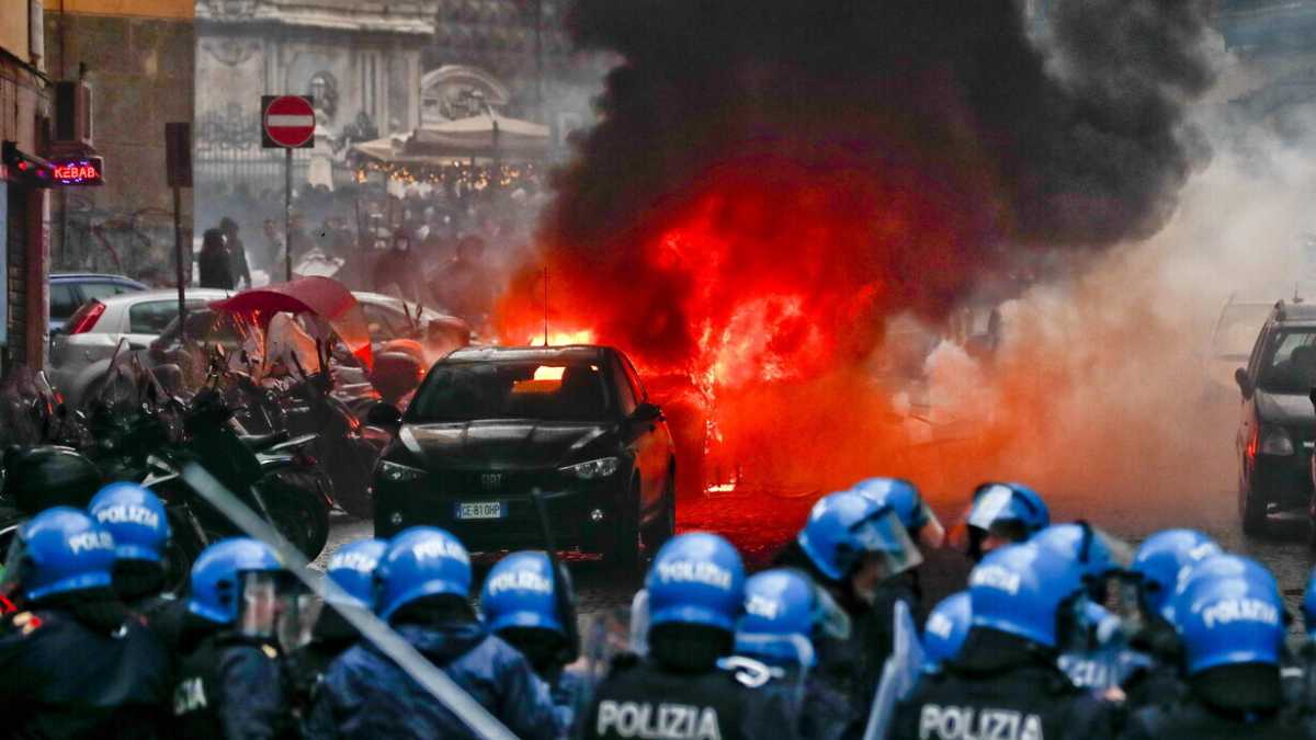 Immagine di Viste le violenze di Napoli, era meglio la Superlega