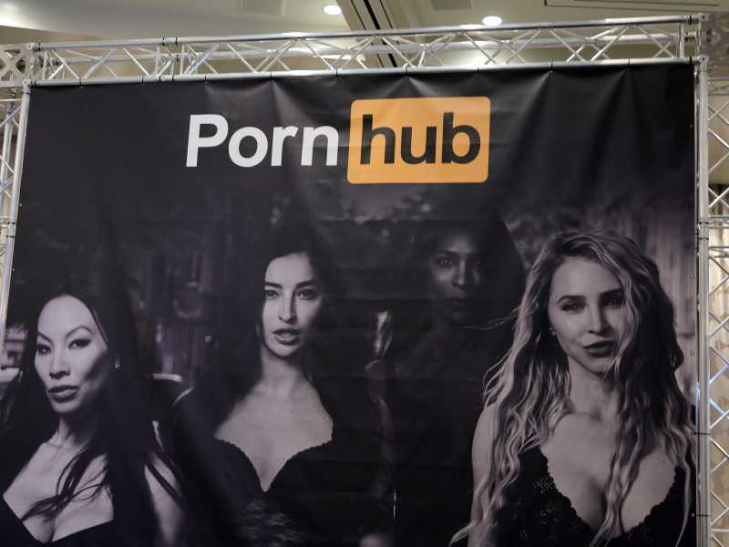 Un manifesto allo stand Pornhub al 2023 AVN Adult Entertainment Expo di Las Vegas (Foto di Ethan Miller/Getty Images) <br />