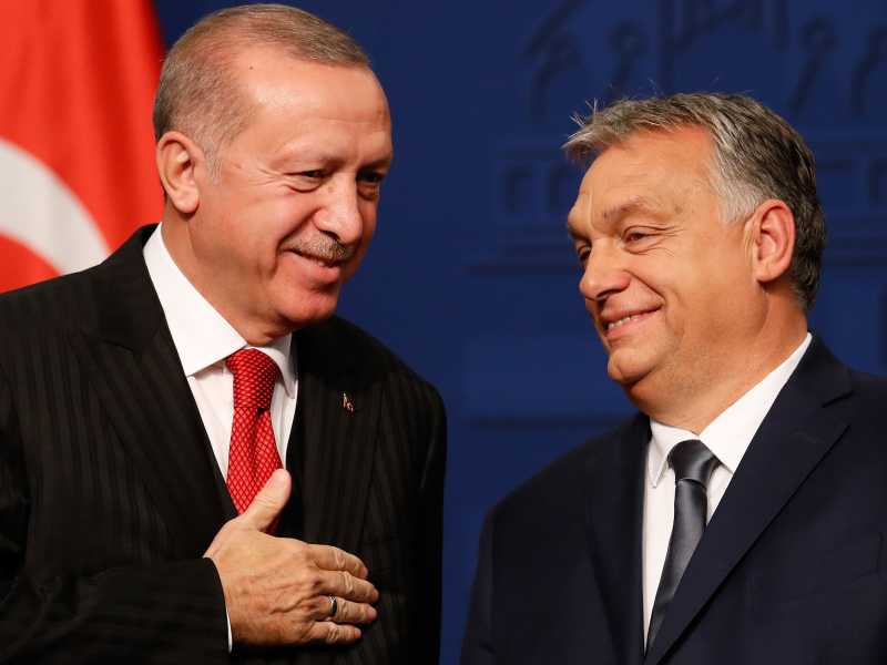 Recep Tayyip Erdogan e Viktor Orb&aacute;n (Laszlo Balogh/Getty Images)&nbsp;<br />