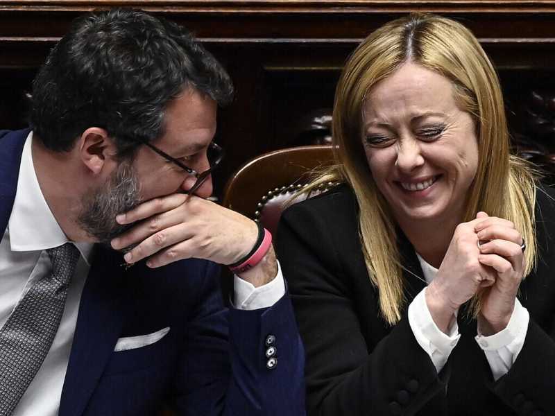 Lo Stretto di Meloni: litiga con Salvini e lo silenzia. Sul Ponte torna il "salvo intese"