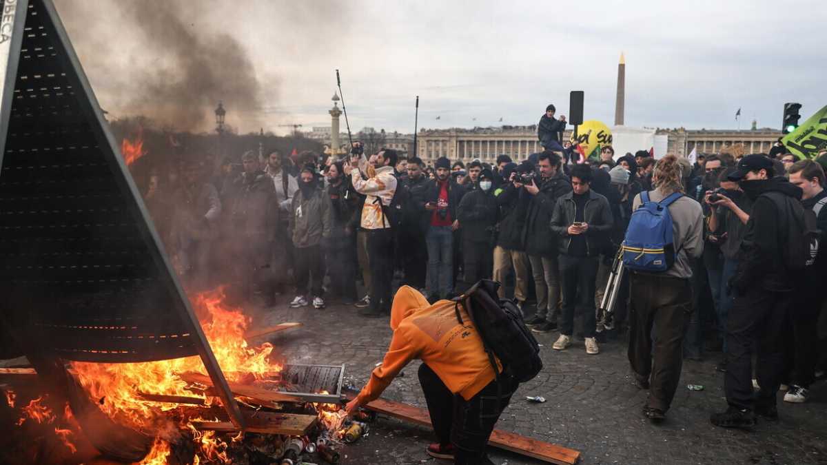 Immagine di A Parigi i gollisti si dividono su Macron che scavalca il Parlamento