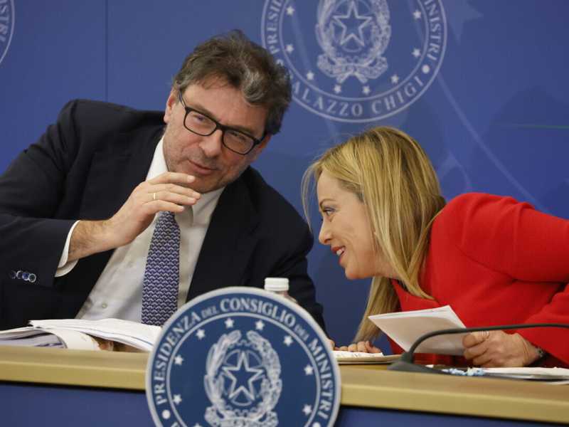 Giancarlo Giorgetti e Giorgia Meloni (Ansa)