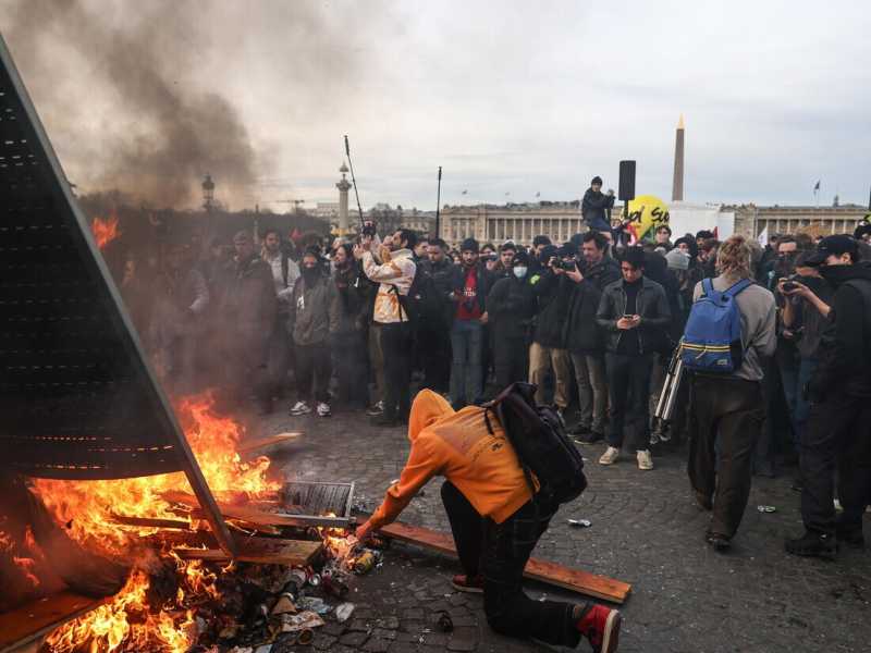 Scontri a Parigi durante una manifestazione contro la riforma delle pensioni (foto EPA)