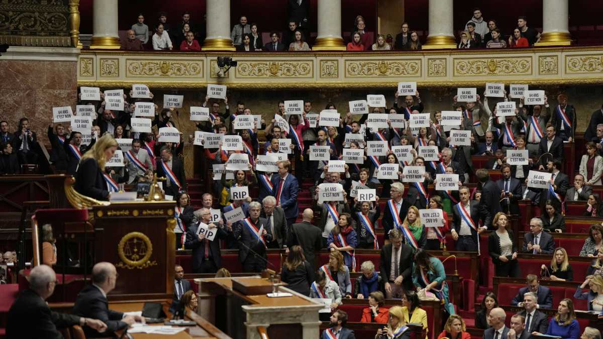 Immagine di Macron si salva dalla sfiducia per poco. La conta nel governo