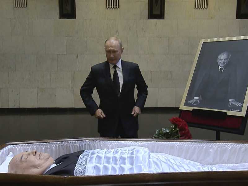 Vladimir Putin non ha partecipato ai funerali di Gorbaciov, ma ha solo offerto uno sbrigativo omaggio al feretro (foto LaPresse) <br />