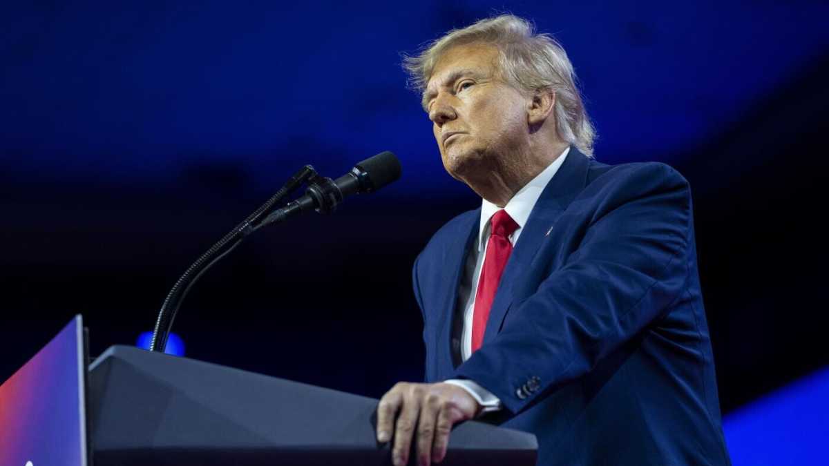 Immagine di Oggi Trump rischia l’arresto e ha pure il rivale DeSantis a sostenere il suo playbook cospiratorio