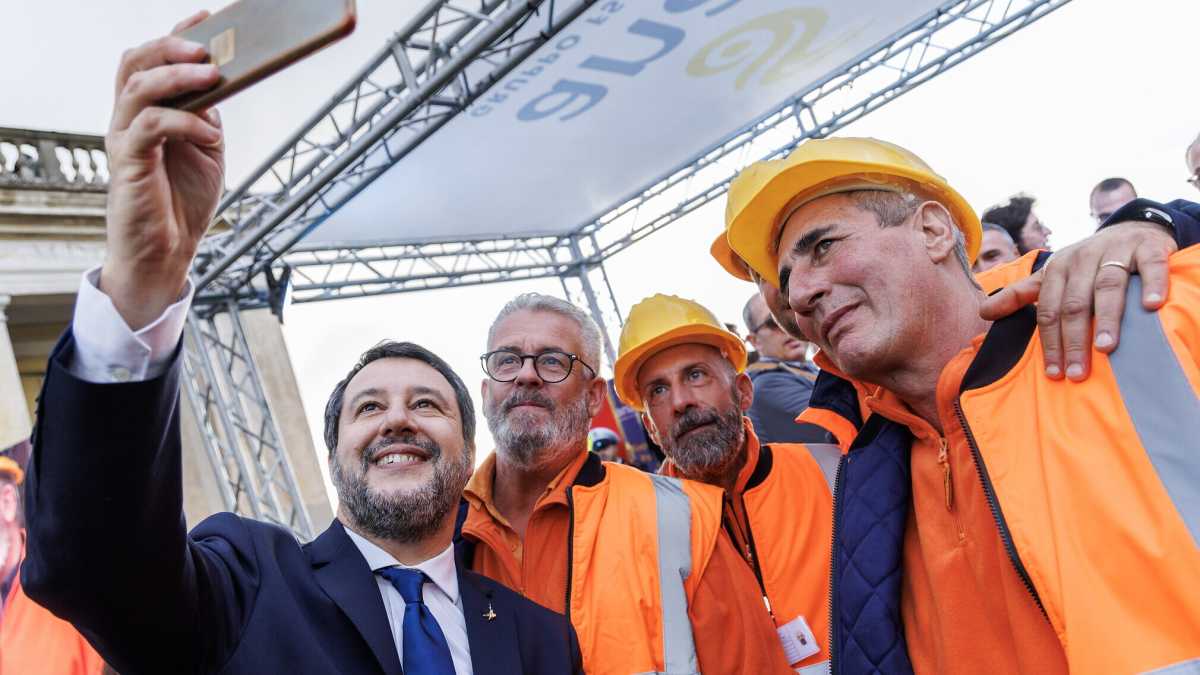 Immagine di Ingegner Salvini. Viaggio all'interno del suo Politecnico, dove si sogna il Ponte di Messina