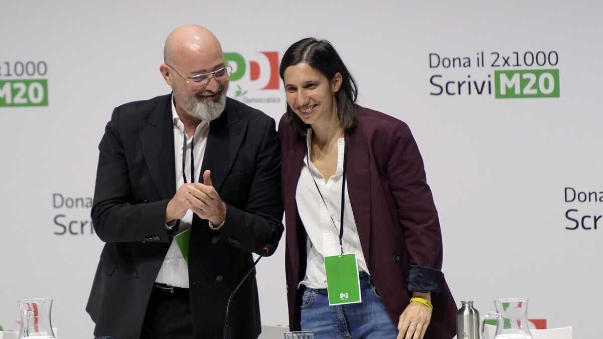 Immagine di Tensioni nel Pd. Schlein e Bonaccini bisticciano su segreteria e gruppi parlamentari