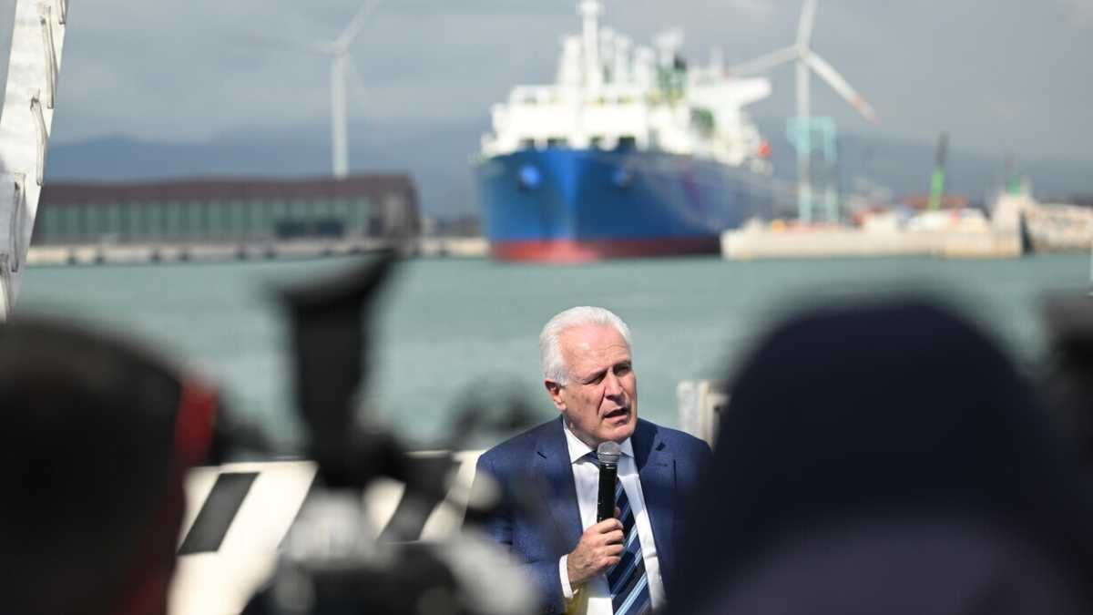 Immagine di L’iter rocambolesco del rigassificatore di Piombino è una lezione sulle inefficienze dell’Italia