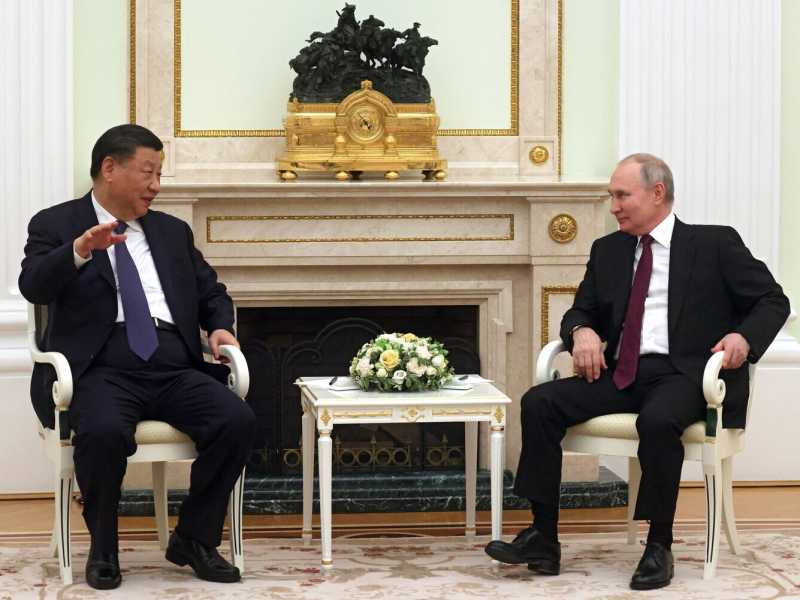 Tutte le debolezze di Putin davanti a Xi Jinping: da ideologo del nuovo mondo a scagnozzo