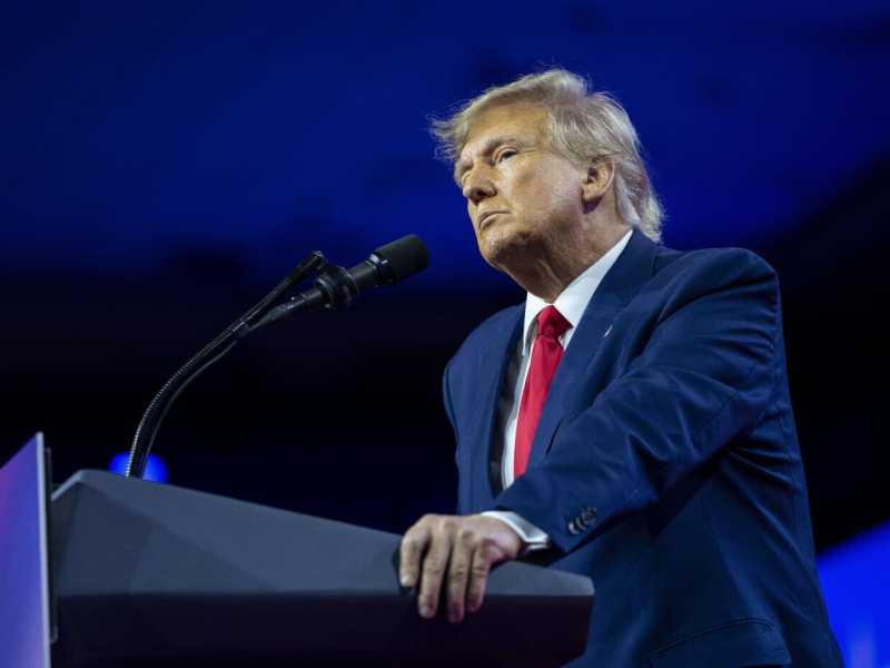 Oggi Trump rischia l’arresto e ha pure il rivale DeSantis a sostenere il suo playbook cospiratorio