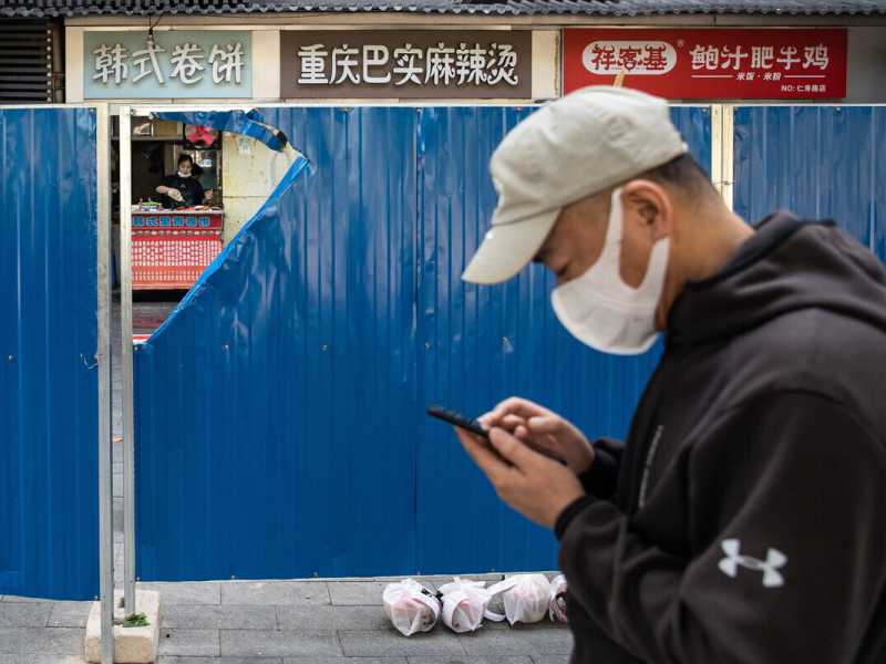 Un uomo indossa una mascherina nel centro di Wuhan, in Cina (Getty Images)