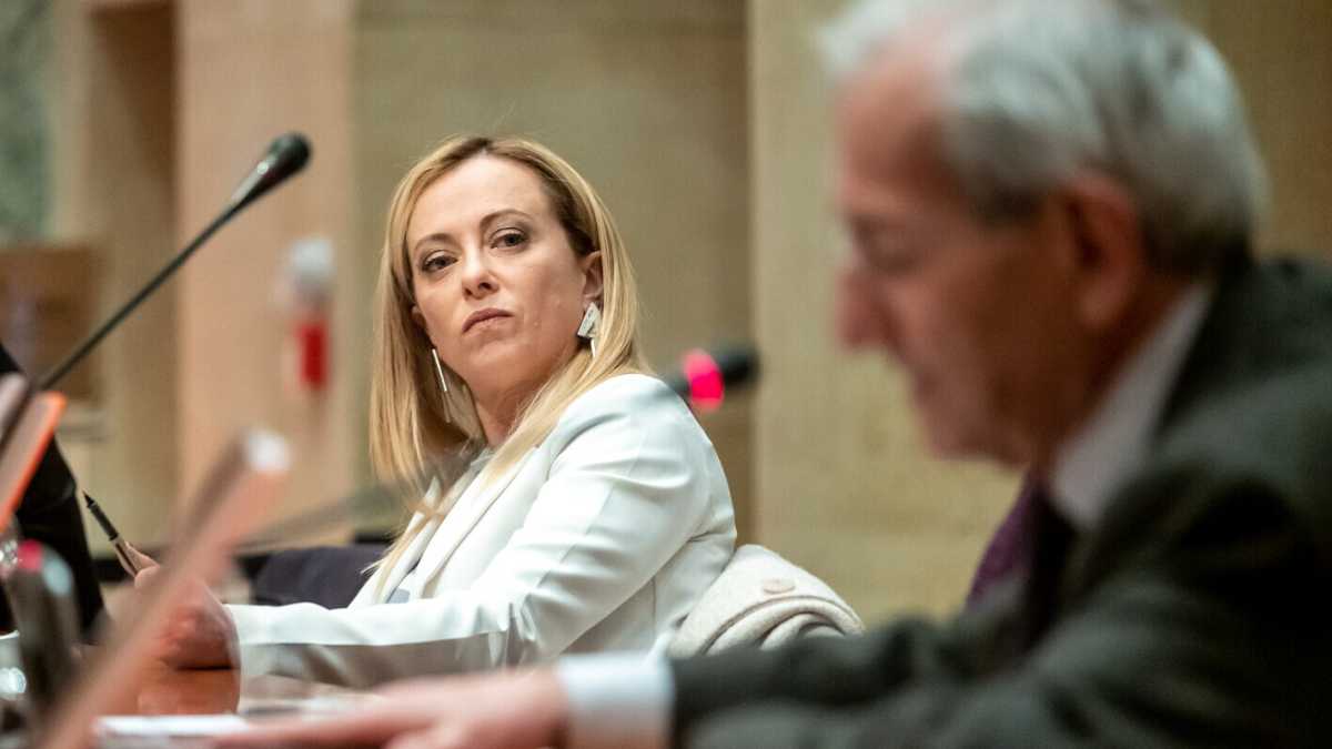 Immagine di Comunisti per Meloni: ecco il partito della "Difesa" a difesa della premier