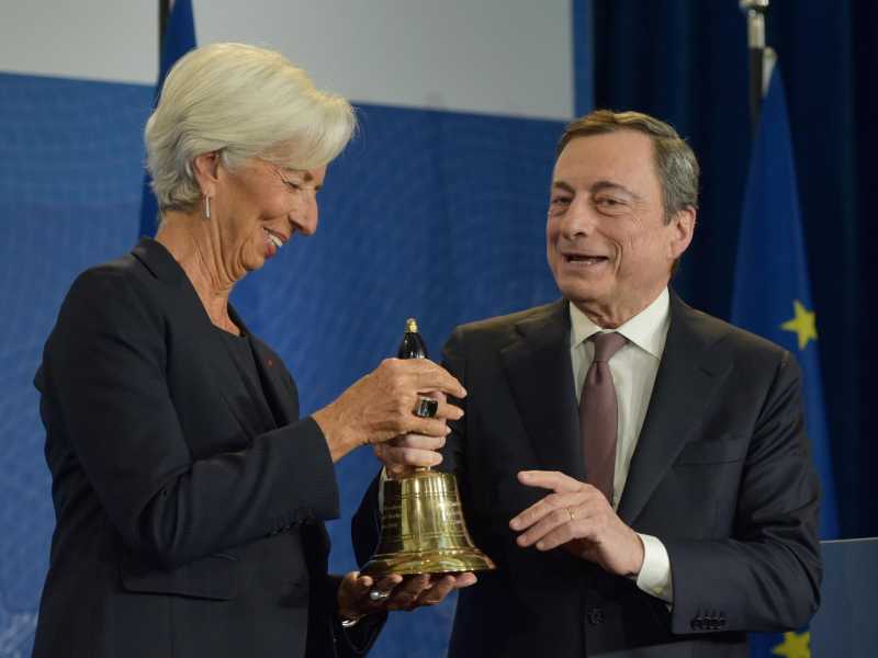 Christine Lagarde, presidente della Bce, e Mario Draghi (Ansa) <br />