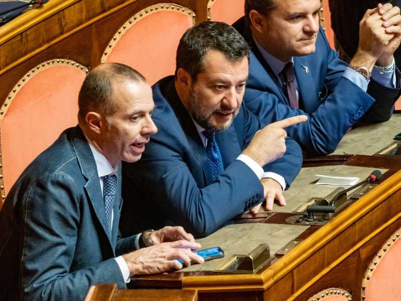 "Max Romeozov". Così il capo della Lega in Senato piccona Meloni sull'Ucraina
