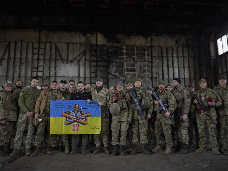Zelensky in visita ai soldati ucraini in prima linea, nella zona di Bakhmut (Ansa)