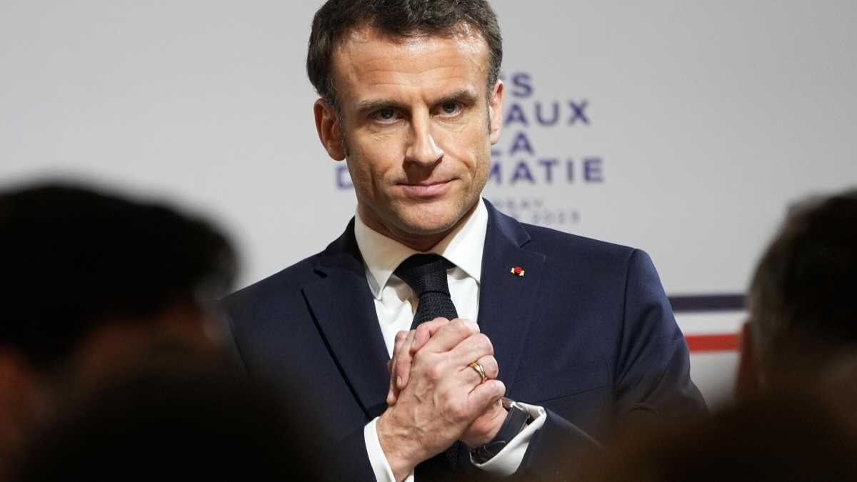 Immagine di Macron dice che “la folla non ha legittimità”. Ma poi ritratta. Peccato