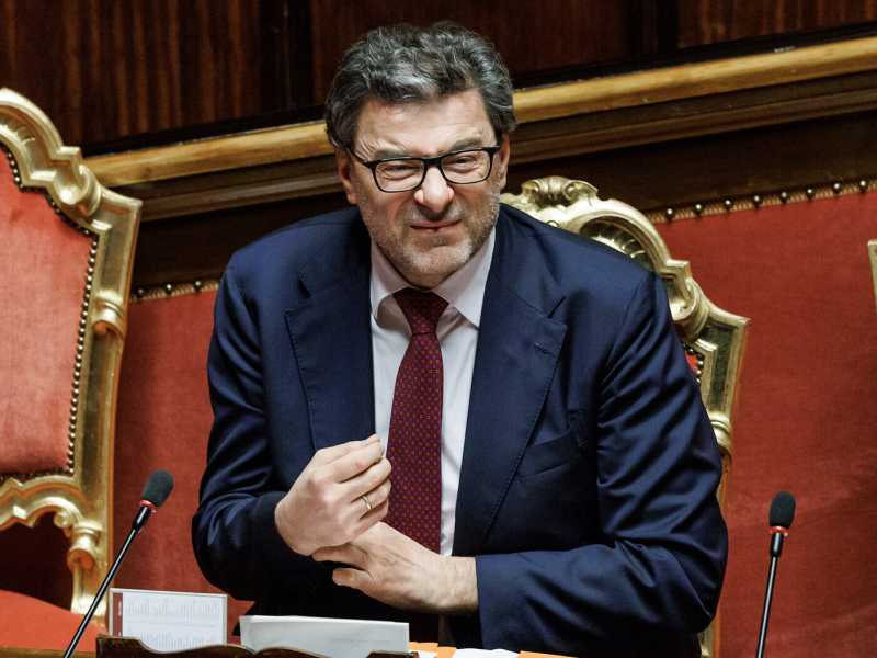 Giorgetti, comefossantani. Così il governo dice sì alla ratifica del Mes, ma anche no
