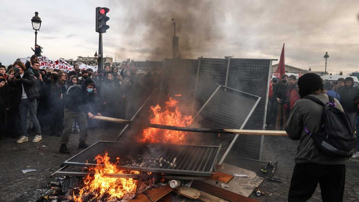 Immagine di Gruppi piccoli e sfuggenti e habitué dei danni. Le facce della protesta anti Macron