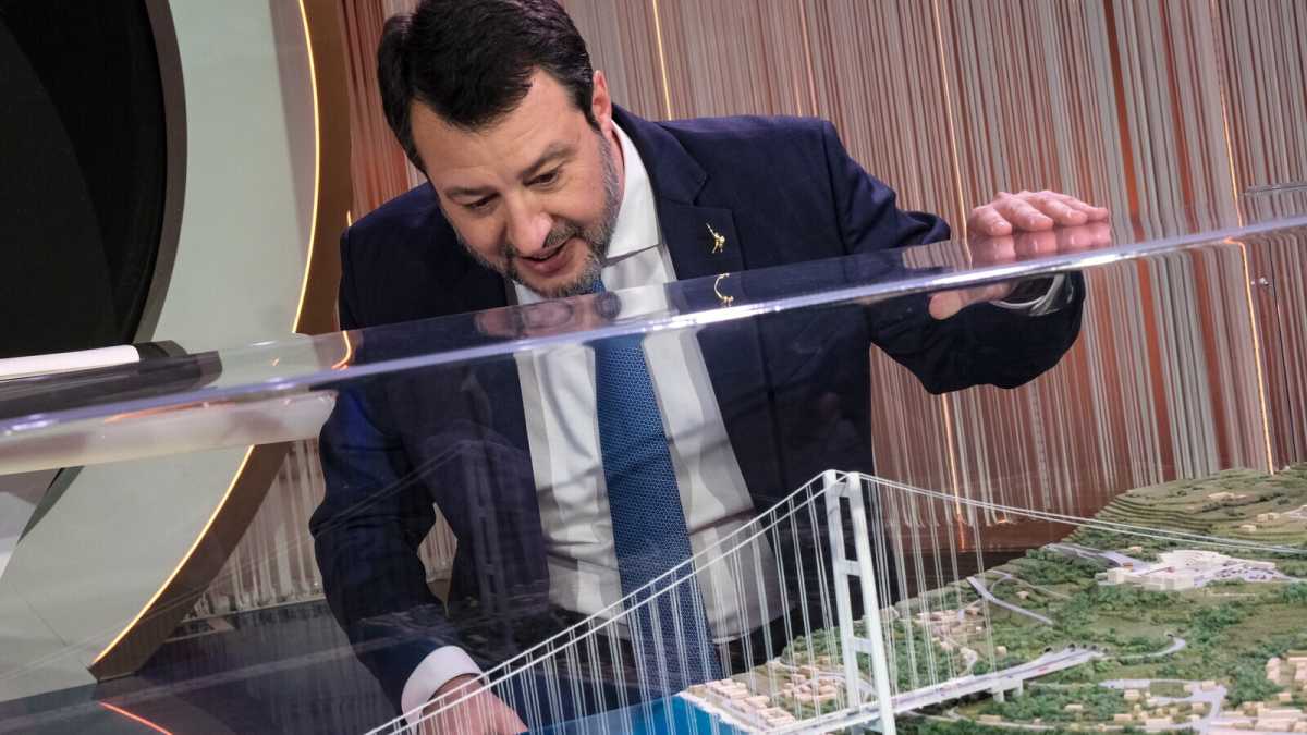 Immagine di Salvini va da Vespa con il micro-ponte. Ma come gli è venuto in mente?