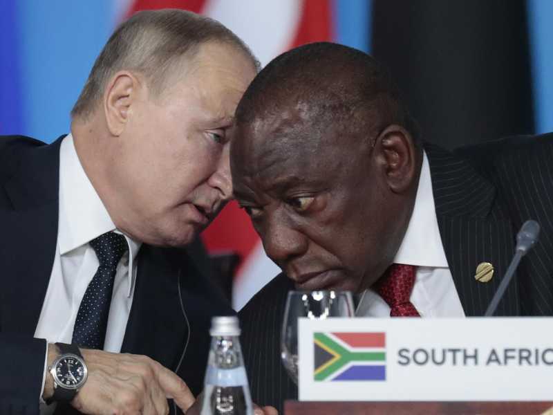 Cyril Ramaphosa assieme a Vladimir Putin nel 2019 (Lapresse)
