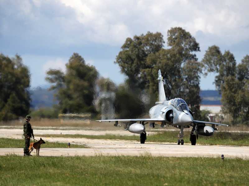 Un Mirage 2000 francese nella base aerea di Andravida, a circa 300 chilometri a sud-ovest di Atene (Foto AP/Thanassis Stavrakis) <br />