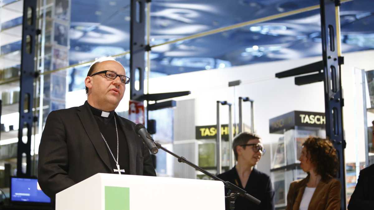 Immagine di Il vescovo di Innsbruck aveva già trasformato un crocifisso in orologio. Ora si supera