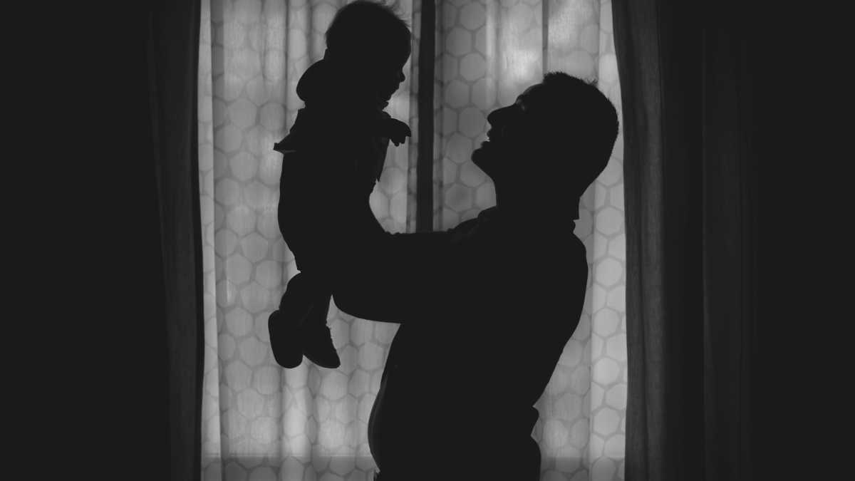 Immagine di Un uomo aspetta la nascita del figlio. Viaggio in una bufera di ferro e vitamine