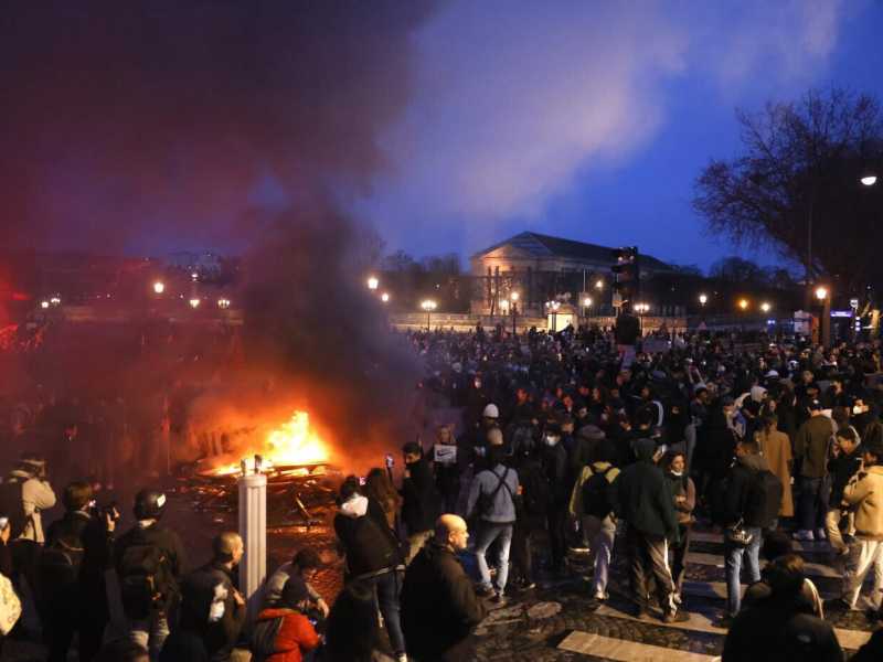 Nella piazza degli incendi c’è il futuro della Francia e del macronismo