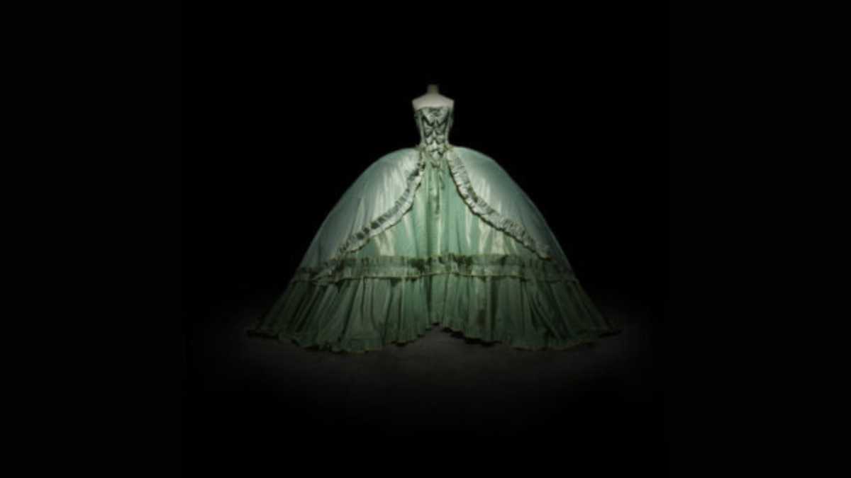 Immagine di “L’arte della moda”, a Forlì in mostra duecento anni di rivoluzioni attraverso il gioco tra abiti, artisti e stile