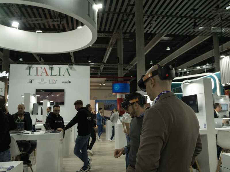 Il padiglione italiano al Mobile World Congress di Barcellona dedicato quest’anno all’intelligenza artificiale (foto LaPresse) <br />