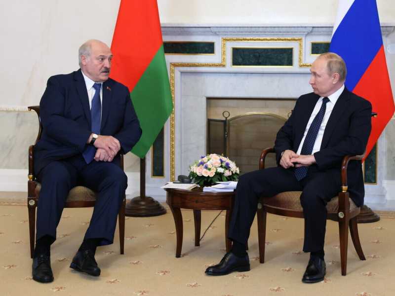 Il presidente bielorusso Lukashenka e Vladimir Putin (Ansa)