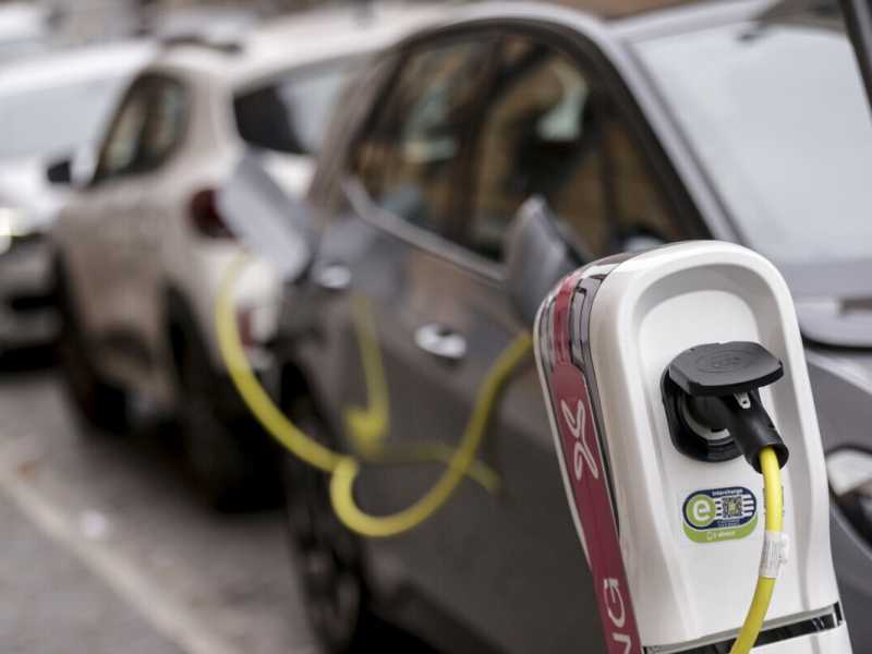 Ma quanto inquina un’auto elettrica? Sempre molto meno di una a benzina