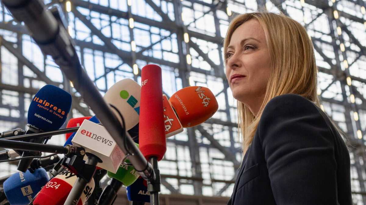 Immagine di Le tensioni col Quirinale e i pasticci con l’Ue. Meloni sbanda sul Pnrr e cerca alibi: "È colpa di Draghi"