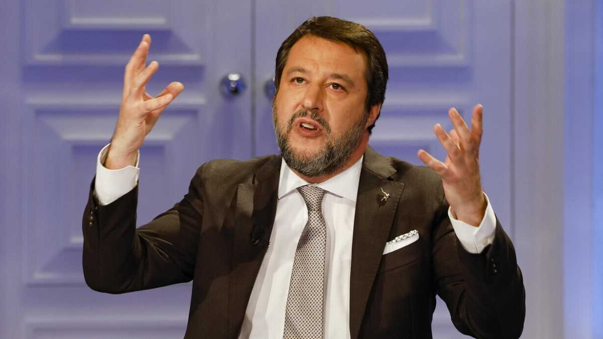 Immagine di Meno elmetti e più sparate sull’immigrazione: Salvini torna Salvini