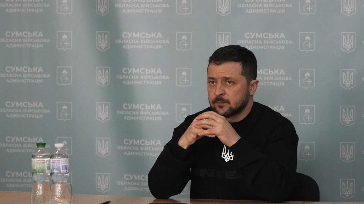 Immagine di Zelensky invita Xi e svela il bluff della pace cinese. Poi sente Meloni