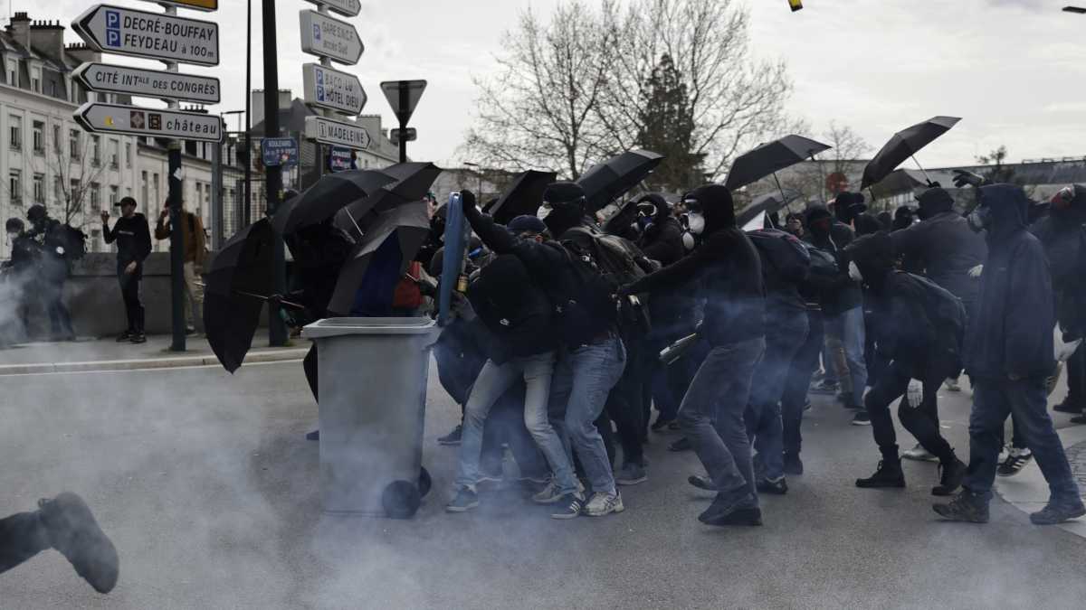 Immagine di A Parigi si apre una timida mediazione sulle pensioni. Poca gente (e incidenti) alla protesta
