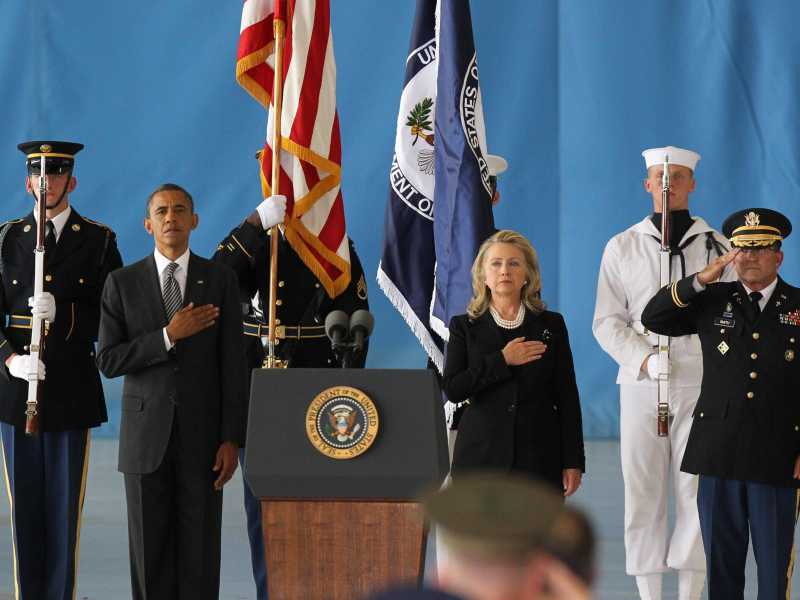 Il 14 settembre 2012, Barack Obama e Hillary Clinton accolgono a Washington la salma dell'ambasciatore Christopher Stevens, ucciso nell'attentato di Bengasi (foto Ansa)