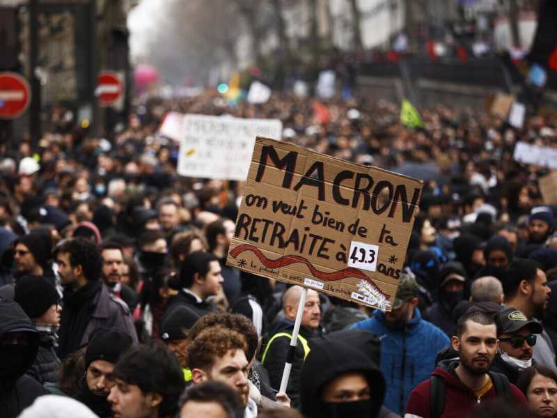 Proteste anti Macron, contro la riforma delle pensioni in Francia (Ansa)