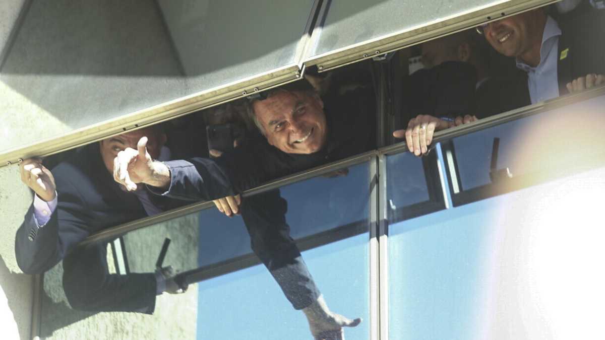 Immagine di Bolsonaro torna in Brasile dopo il golpe fallito: "Sono un politico senza mandato, collaborerò con chi vorrà"