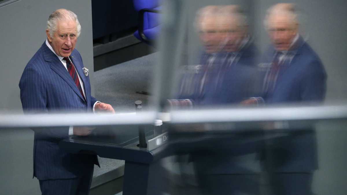 Immagine di Al Bundestag, Re Carlo europeista conquista i tedeschi con pale eoliche e umorismo