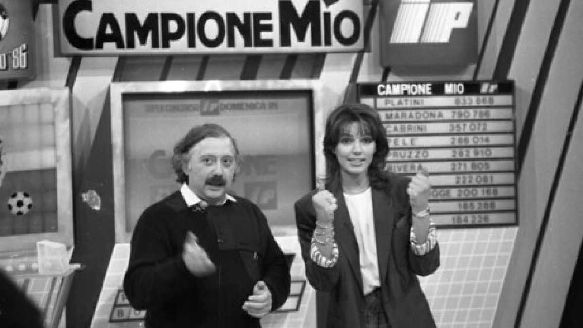 Immagine di Al funerale di Minà non c’era De Niro ma c’erano Gualtieri, Milly Carlucci e Alba Parietti
