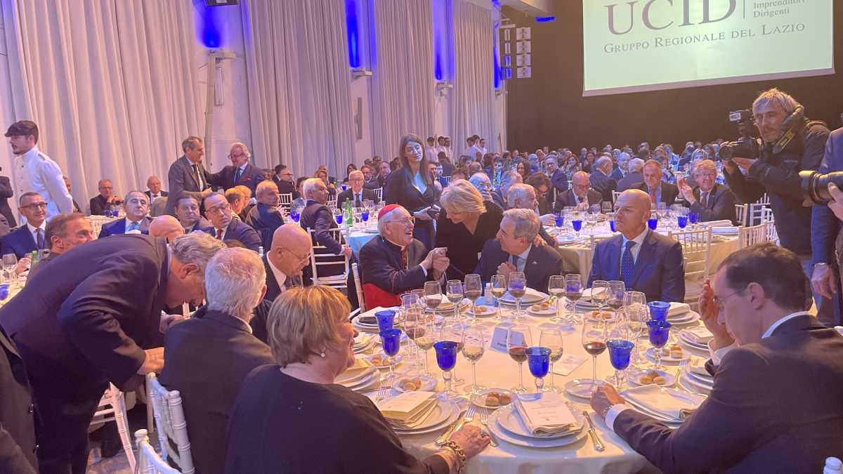 Immagine di La cena delle nomine. Al tavolo con l'ad di Eni, Descalzi ("Siddharta") e Tajani. Il racconto