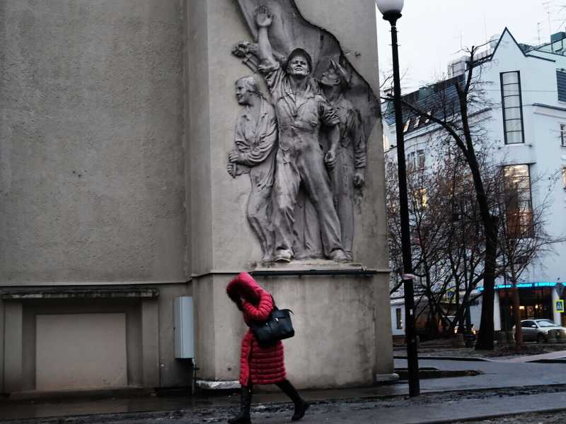 <span style="color: rgb(8, 8, 8); font-family: Lato, sans-serif; font-size: 14px;">Una donna cammina sotto una statua sovietica (Spencer Platt / Getty Images)</span>
