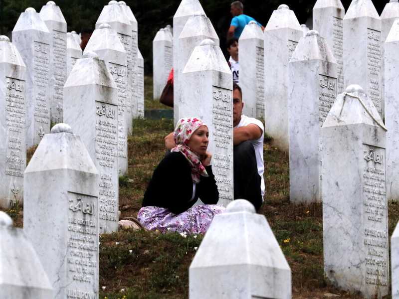 Lapidi a Srebrenica (Ansa)<br />
