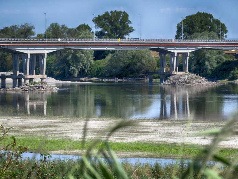 Il fiume Po in secca nei pressi di Pavia (Ansa)