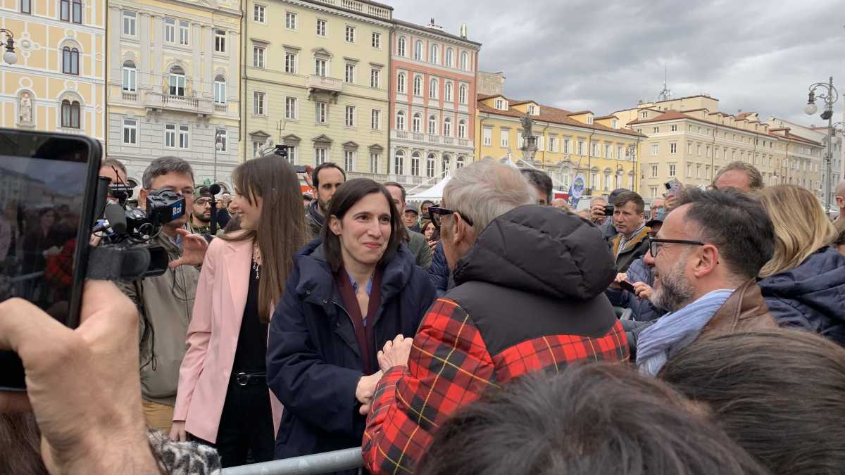 Immagine di Schlein debutta in campagna elettorale: il comizio a Trieste (con gli appunti, ma senza Conte)