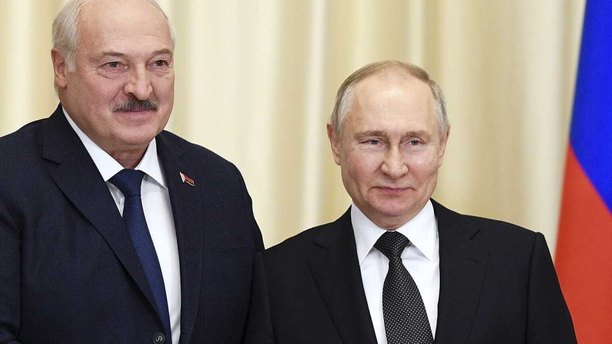 Immagine di Lukashenka fa il pacifista mentre Putin stila la lista dei nemici. Tutto studiato